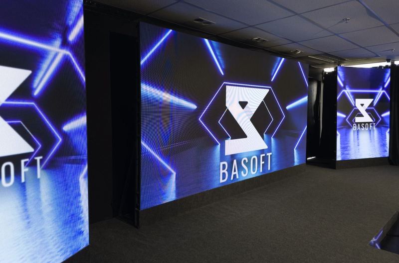Auditório da BASOFT com os painéis de LED acesos