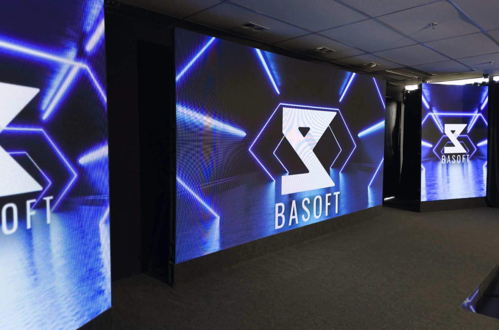 Palco do auditório da BASOFT com os painéis de LED acesos