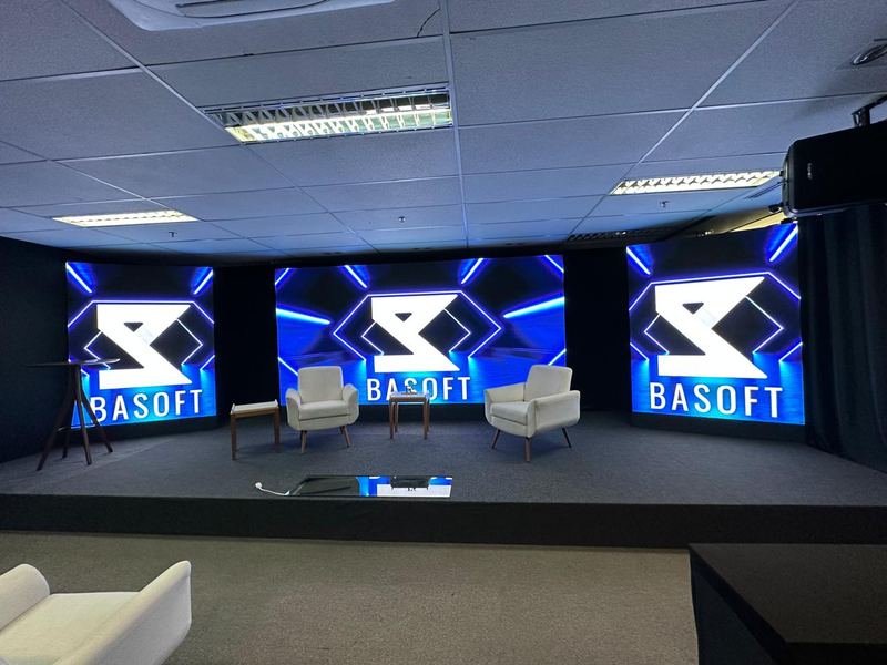 Palco do auditório da BASOFT com os painéis de LED acesos