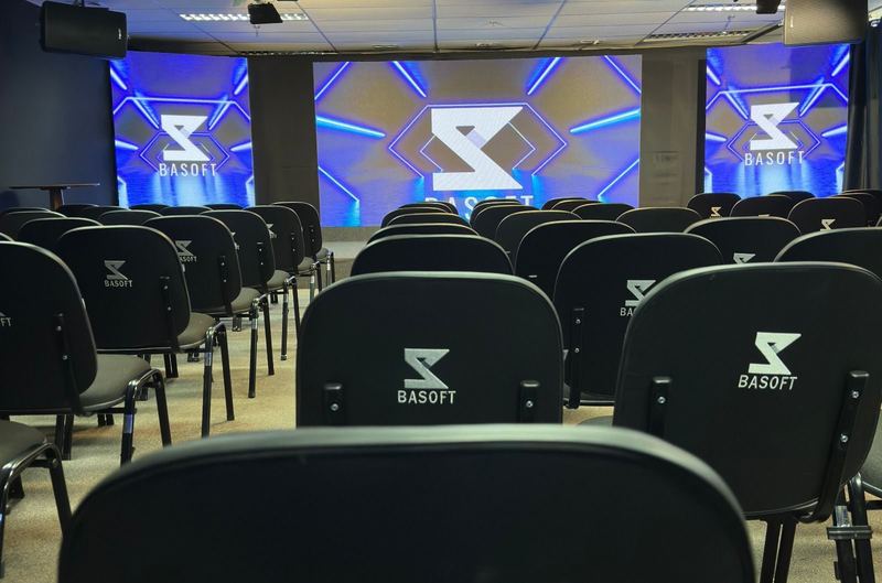 Plateia do auditório com as cadeiras da casa