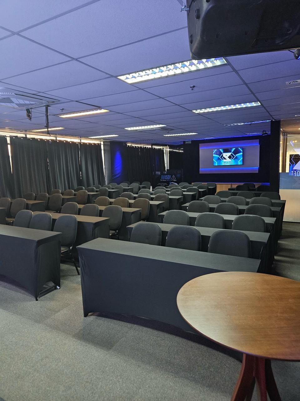 Auditório da BASOFT no formato sala, com mesas