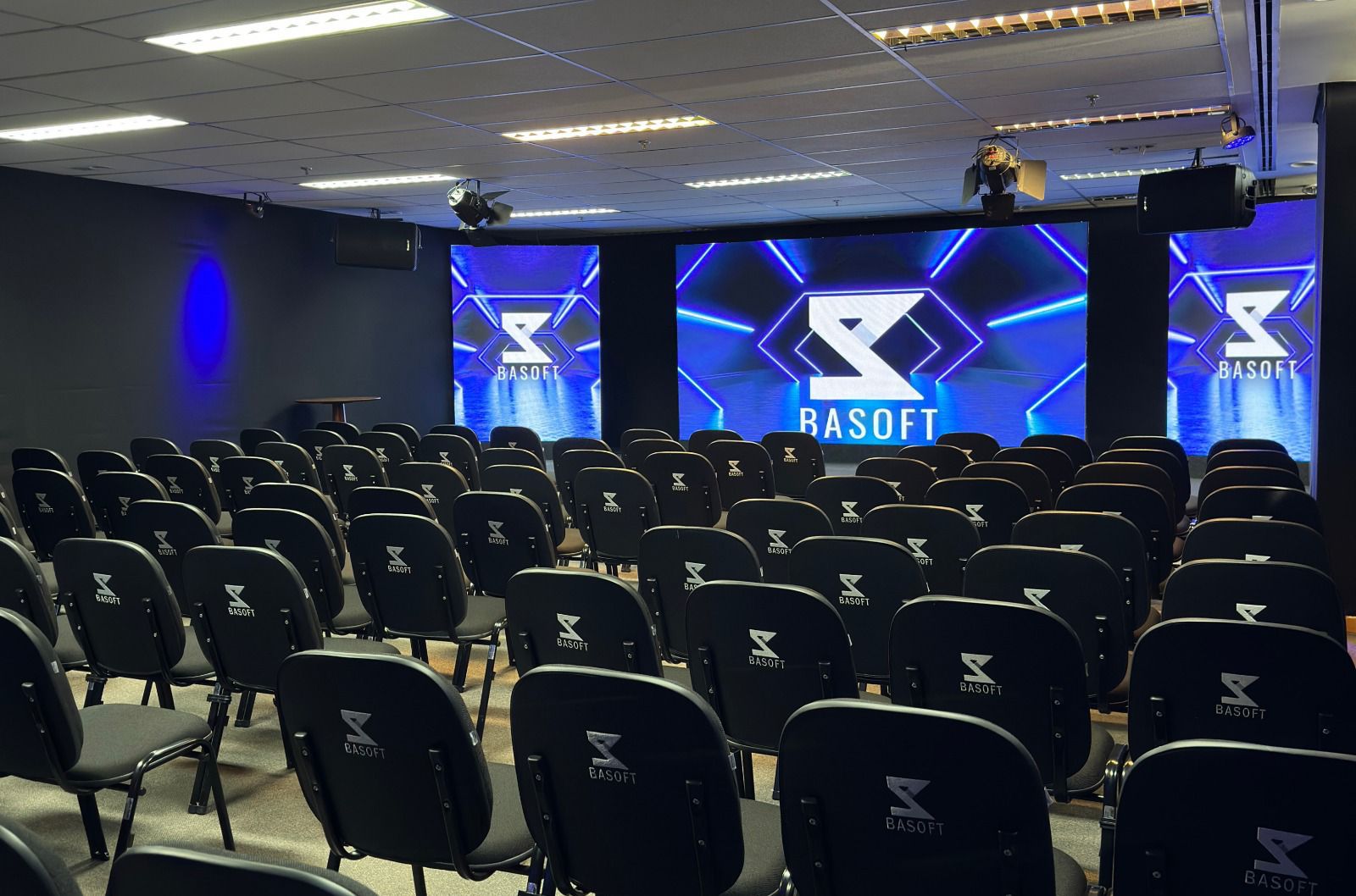 Auditório da BASOFT com a plateia montada e os painéis de LED acesos no palco